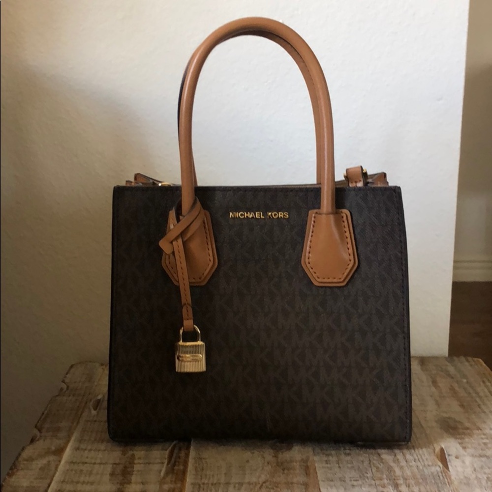 NWOT Michael Kors Purse in brown color. Michael Kors logo purse.